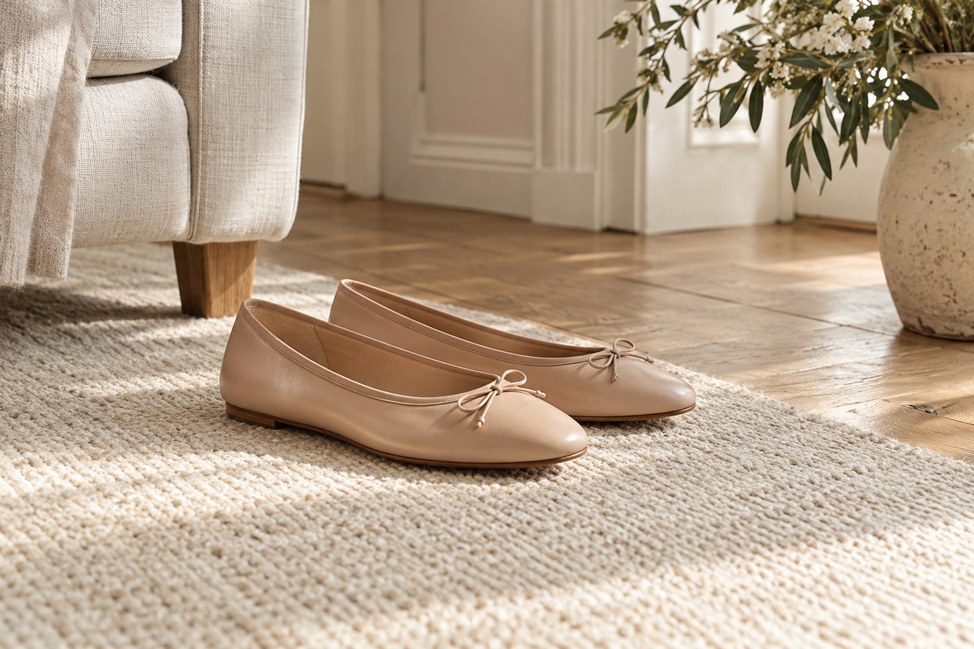 Ballerines sur un tapis de lin