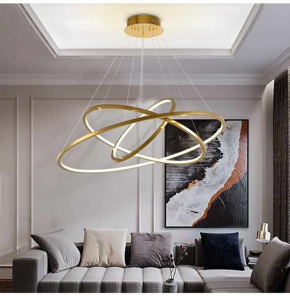 Lights of Scandinavia - Wenen - Eenvoudige maar elegante hanglamp/kroonluchter. Modern minimalistisch design, 1,5 mm roestvrij staal met een vacuüm verguld oppervlak en een lampenkap van polymeersilicone. LED-chip met lange levensduur. Verstelbare hanglengte. Voor hoge plafonds kunnen we ophangdraden op maat maken. Geschikt voor: entrees, slaapkamers, woonkamers, eetkamers, trappenhuizen, enz.