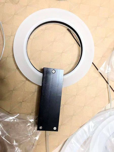 Lights of Scandinavia - Halo - Moderne hangende LED-trapkroonluchter. Perfect voor het creëren van sfeer in elke hoek of op de trap. Aluminium/acryl ringen. Specificaties: Lichtbron: LED-lampen. Type fitting: 2G11. Inclusief lampen: dimbaar. Schakeltype: AC, 110-240V. Belichtingsgebied: installatietype: semi-inbouw. Materiaal behuizing: acryl. Garantie: 2 jaar. Certificering: CCC, CE, CQC, FCC, GS, LVD, PSE, ROHS, SAA, UL.