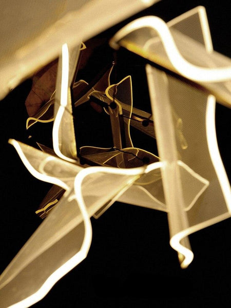 Lights of Scandinavia - Breeze - Kroonluchter. Postmoderne, creatieve LED-kroonluchter. Uniek verlichtingsontwerp met energiezuinige LED-chips die zorgen voor een warme en huiselijke uitstraling met een minimale ecologische voetafdruk. Toepassingen: Woonkamers, slaapkamers, entrees, balkons, trappenhuizen, hoeken, enz. Verlichting Duplex Draaibare Trap Lichtgeleider Hanglamp Woonkamer Verstelbare Armatuur