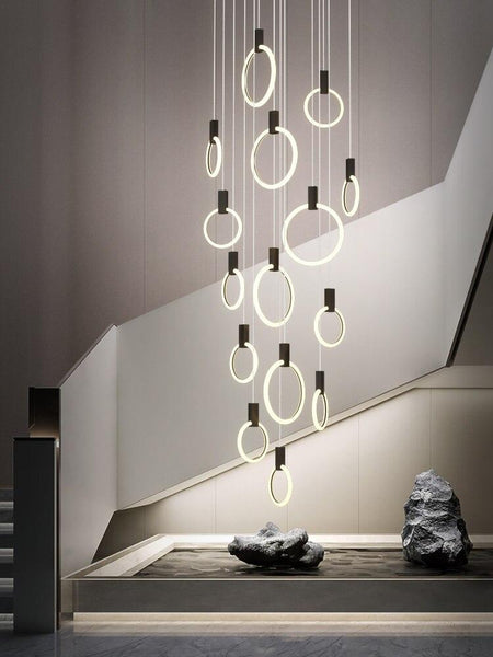 Lights of Scandinavia - Halo - Moderne hangende LED-trapkroonluchter. Perfect voor het creëren van sfeer in elke hoek of op de trap. Aluminium/acryl ringen. Specificaties: Lichtbron: LED-lampen. Type fitting: 2G11. Inclusief lampen: dimbaar. Schakeltype: AC, 110-240V. Belichtingsgebied: installatietype: semi-inbouw. Materiaal behuizing: acryl. Garantie: 2 jaar. Certificering: CCC, CE, CQC, FCC, GS, LVD, PSE, ROHS, SAA, UL.