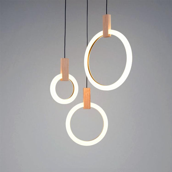 Lights of Scandinavia - Halo - Design kroonluchter met LED-lichtbron van hout en acryl. Verlichting voor trappenhuizen.