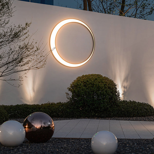 Lights of Scandinavia – Eclipse – Wasserdichte LED-Wandleuchte für den Außenbereich (IP65). Warmweißes LED-Band (3000 K) mit einer Lebensdauer von über 30.000 Stunden.